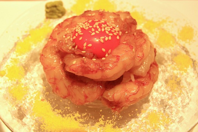 赤エビを贅沢に7匹と生卵を乗せたこぶし大の「エビ7」（税込1188円）。