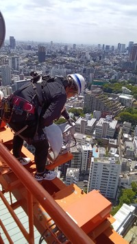 一つひとつ職人が手作業で交換しています 画像提供：東京タワー