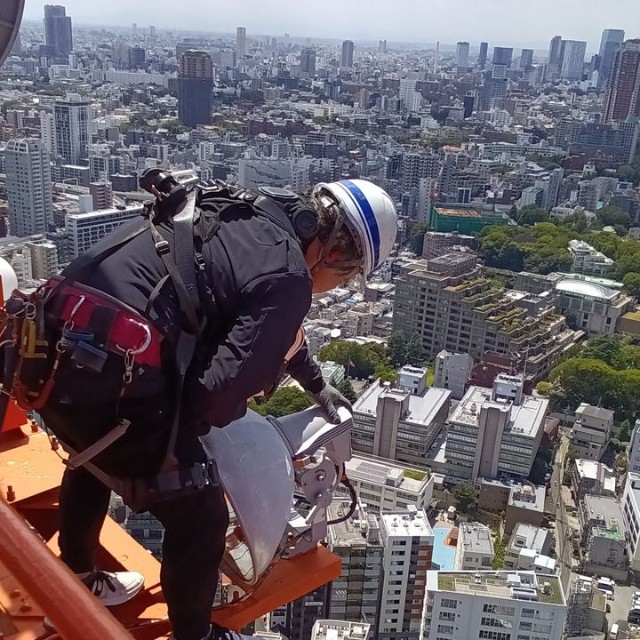 一つひとつ職人が手作業で交換しています 画像提供：東京タワー