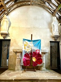 礼拝堂内に展示されたタカハシさんの作品（画像提供：タカハシヤスコさん）