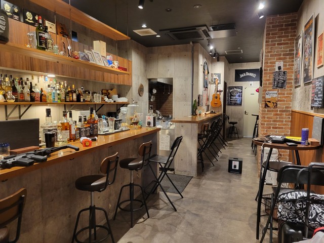 アルファベットの書かれた的を狙って撃ちます