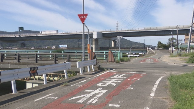 高松市の交差点で軽自動車と自転車が衝突