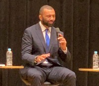 外国語習得の秘訣を伝授するリーチ