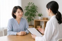 窓口で相談する女性※画像はイメージです（AiPhoto/stock.adobe.com）