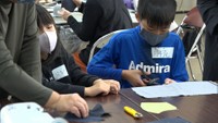 子どもたちがデニムマスク作りを学ぶ　総社市