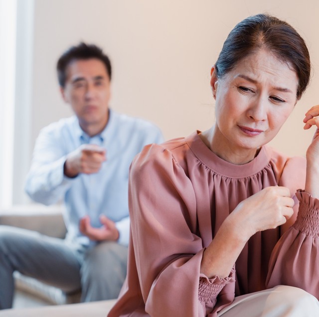 1日中家で監視してくる定年夫　※画像はイメージです（maroke/stock.adobe.com）