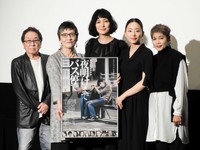 梶原阿貴が脚本を執筆した映画「夜明けまでバス停で」の公開時、舞台挨拶した（左から）高橋伴明監督、根岸季衣、板谷由夏、大西礼芳、ルビーモレノ＝都内（2022年撮影）