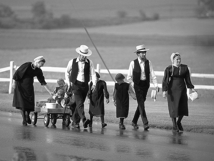 21世紀にオールド・オーダー・アーミッシュは増えつづけている。それは大家族だからのみならず、子どもたちが両親の信仰に従う選択をする割合が高まっているからでもある。（本書第12章「現代世界のただなかで」314頁より）　Photo by Jerry Irwin.