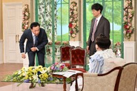 4日放送の「徹子の部屋」に出演するナイツ・塙宣之（左）と土屋伸之。手前は司会の黒柳徹子＝テレビ朝日提供