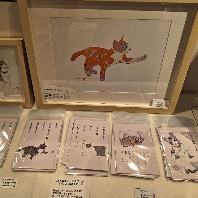 「新宿にゃあ博」で販売されている川上麻衣子が手がけた絵画やポストカード＝都内の小田急百貨店新宿店