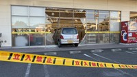 店舗に突っ込んだ軽自動車