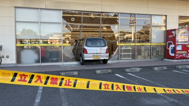 店舗に突っ込んだ軽自動車