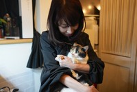 マロンを抱っこする小川さん
