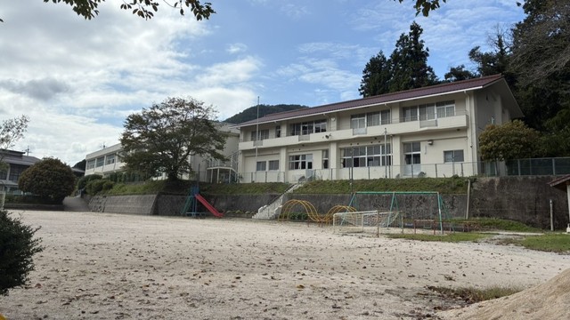 異臭騒ぎがあった神代小学校　新見市神郷下神代