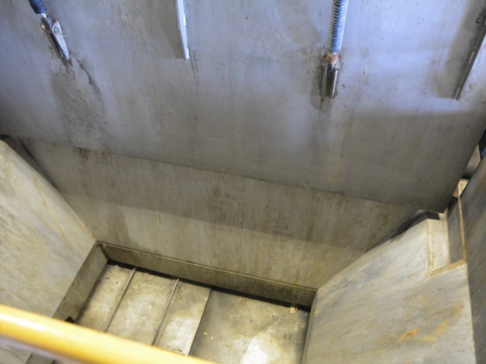 殺処分機。殺処分された犬はこの穴から下に落とされる