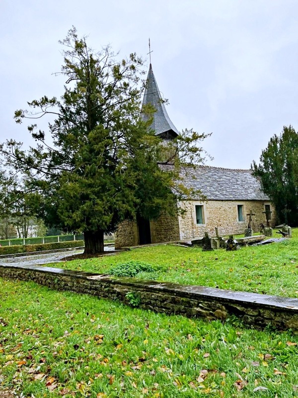 緑豊かなサン・マルタン・ド・ミュー村の外れに位置する礼拝堂（画像提供：タカハシ ヤスコさん）