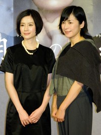 （左から）原田知世、西田尚美＝2013年