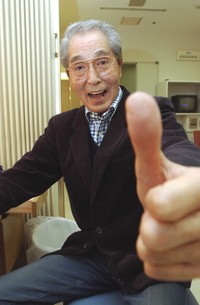 インタビューの席で、元気にＯＫサインを出す犬塚弘さん（２００４年撮影）