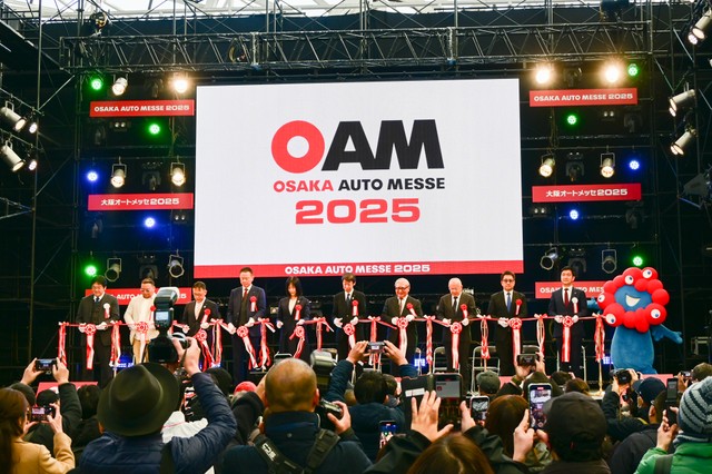 10時からのオープニングセレモニー、テープカットが行われました