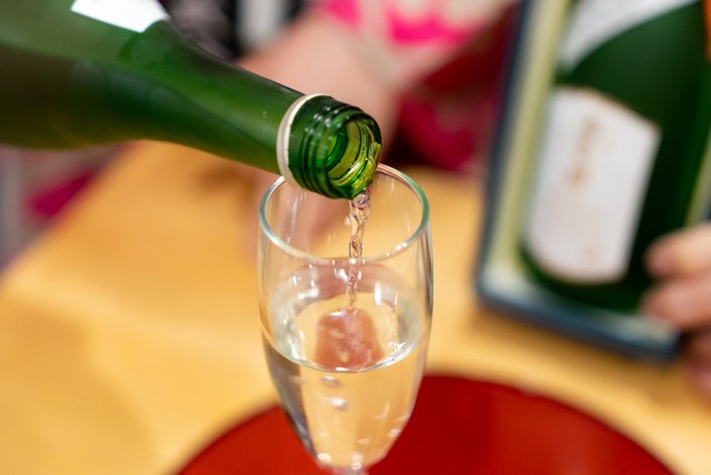 グラスに注がれる「大吟醸　酒造之助」