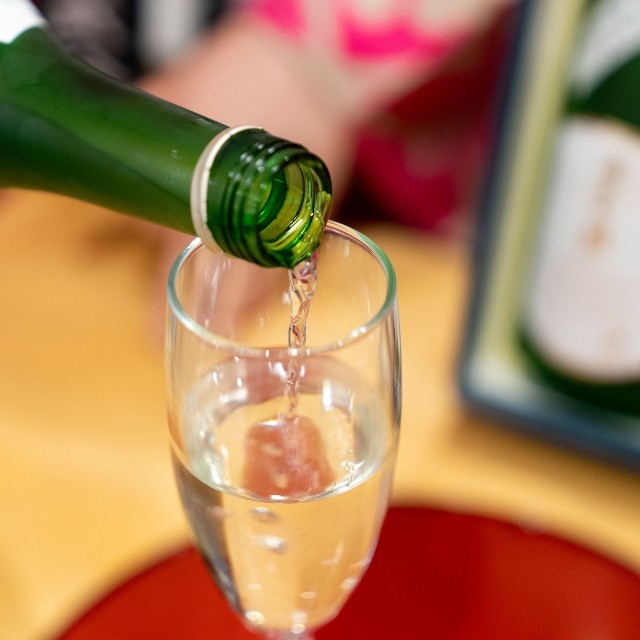 グラスに注がれる「大吟醸　酒造之助」