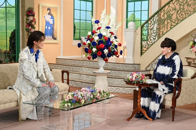 黒柳徹子さん（右）とトークを繰り広げる新浜レオンさん