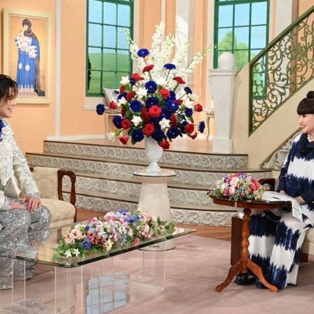 黒柳徹子さん（右）とトークを繰り広げる新浜レオンさん