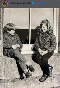 幼い頃のスペンサー伯爵（左）とダイアナ元妃＝チャールズ・スペンサー伯爵のインスタグラム＠charle.earl.sspencerより