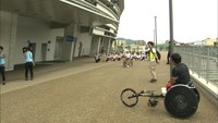 「パラスポーツ通じて社会を感じて」児童らパラ陸上選手と交流　競技用車いす体験も　高松市