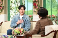 「徹子の部屋」に出演する松谷鷹也（左）と司会の黒柳徹子＝テレビ朝日提供