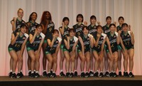 集合写真でガッツポーズをする大阪マーヴェラスの選手たち