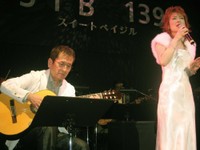 三木たかしさん（左）と熱唱する保科有里＝2008年
