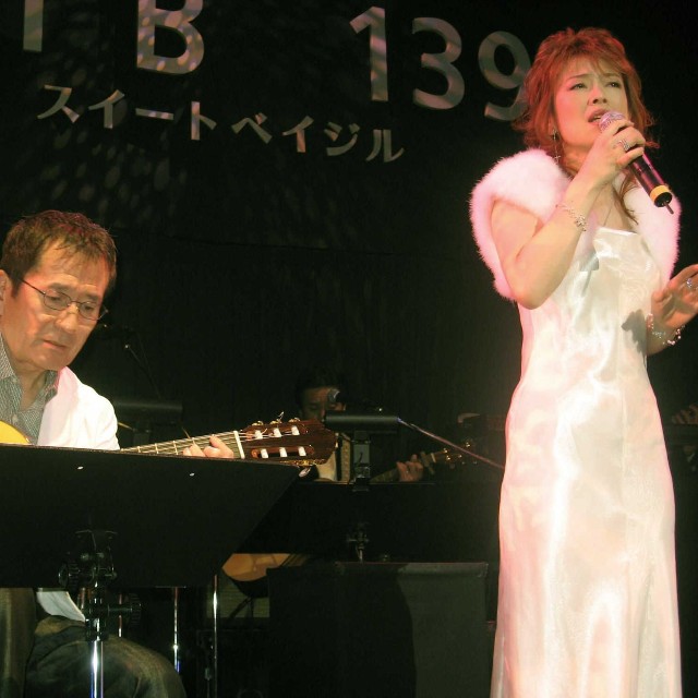 三木たかしさん（左）と熱唱する保科有里＝2008年
