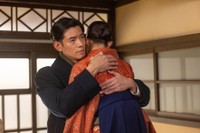 「愛国の鑑」である教師としての立場と、個人の本音との間で揺れ動くのぶを抱きとめる次郎　(C)NHK