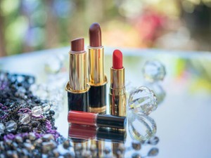 私はただ、赤い口紅で「一番好きな私」でいたいだけなのに社会はそれを許さない