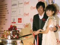 ケーキ入刀をすることになり照れ気味のヒロミ（左）と松本伊代＝2007年