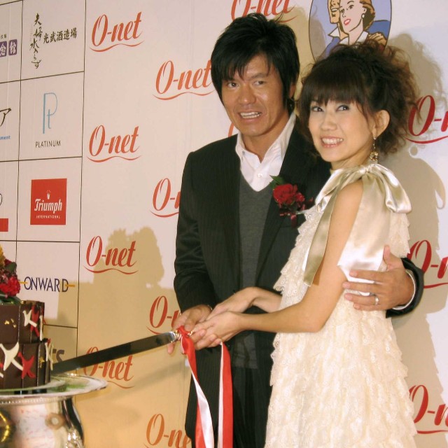 ケーキ入刀をすることになり照れ気味のヒロミ（左）と松本伊代＝2007年