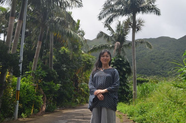 活動拠点を構える石垣島のアトリエ近くに立つ上田さん