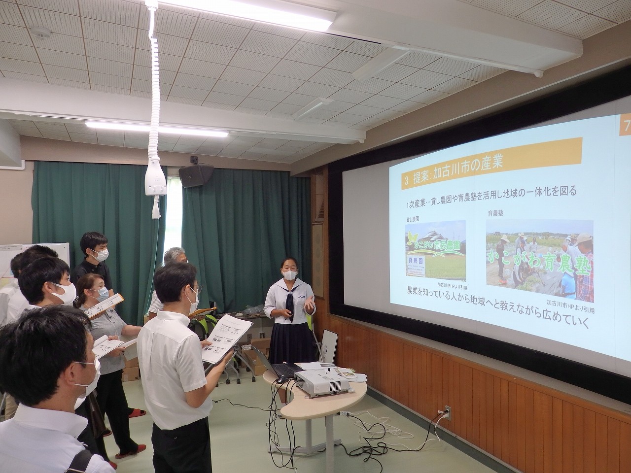 特別講座「地域デザイン」の中間発表会の様子
