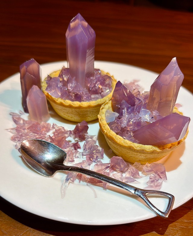 こちらが寒天製の「食べられる鉱物」、素晴らしい再現度！（古田 @ トルマリン狂さん）