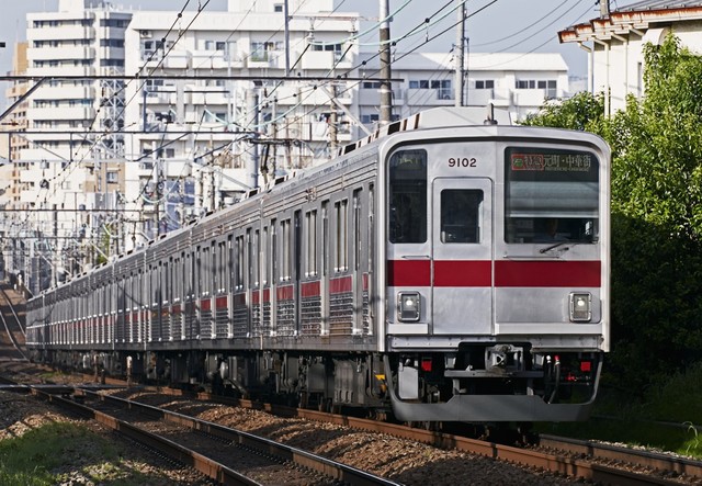 東武9000系（funny face/stock.adobe.com）