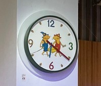 展覧会会場に展示された福音館書店本社ビルのシンボル「ぐりとぐら」の時計（提供、一部トリミング）