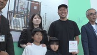 1万人目の来場者となった谷本晃也さん一家