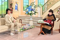 黒柳徹子さん（右）とトークを繰り広げる福山雅治さん