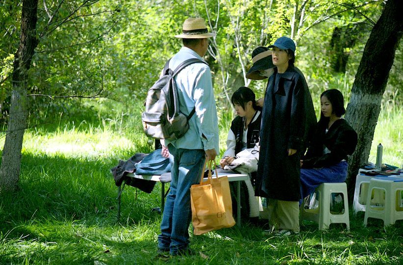 映画監督を志すサムキは疎遠になった幼友だちのラモとの記憶をたどり、映画を撮ろうとラサに帰郷する。© TIBETAN ANTELOPE FILMS CO., Ltd. ALL Rights Reserved