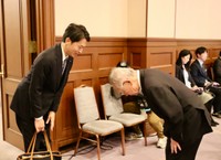 兵庫県の斎藤元彦知事（左）に頭を下げ、謝罪した相生市の谷口芳紀市長