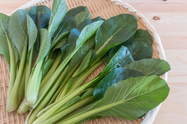 小松菜を買ってきたとき、根元をどのくらい切り落としていますか？※画像はイメージです（aomas/stock.adobe.com）