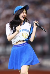 ミニコンサートで歌う鈴木愛理＝エスコンフィールド