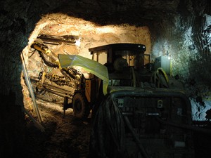 アラスカ、極北の金鉱山を見た　相場次第で「ゴールドボーナス」も出る社員の待遇は