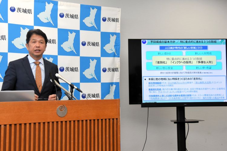 来年度の予算案について説明する茨城県の大井川和彦知事=2026年2月18日、茨城県庁、羽賀和紀撮影